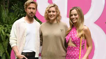 Ryan Gosling, Greta Gerwig e Margot Robbie para a divulgação de "Barbie" - Jon Kopaloff/Getty Images