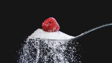 Imagem ilustrativa de uma colher com açúcar e framboesa - Pixabay