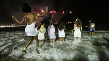 Pessoas comemorando o ano novo em Copacabana, Rio de Janeiro - Mario Tama/Getty Images