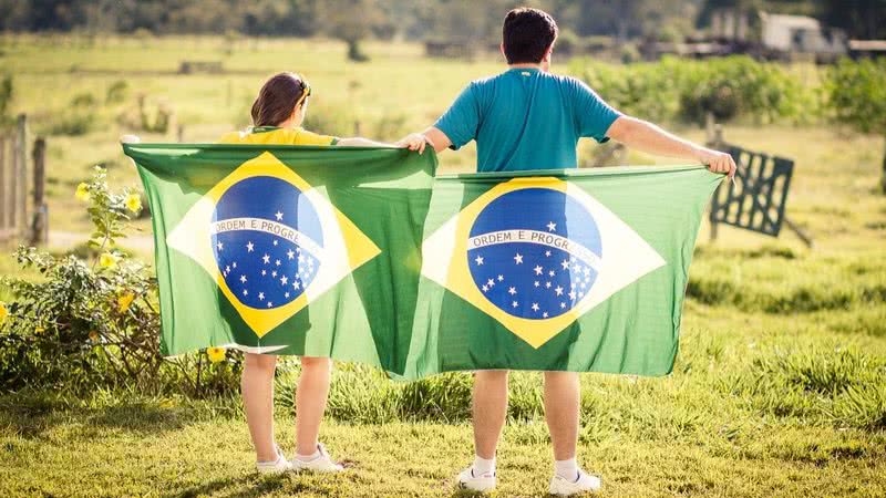 Pessoas com a bandeira do Brasil - Pixabay