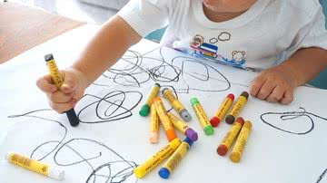 Criança fazendo desenho com giz de cera - Pixabay