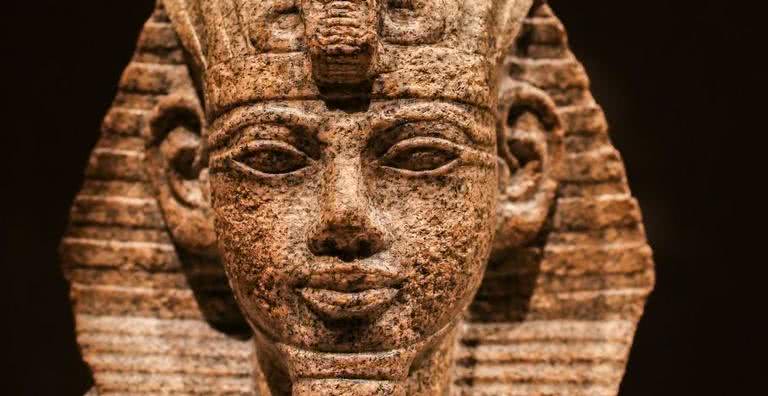 Estátua do faraó Amenhotep III - Wikimedia Commons