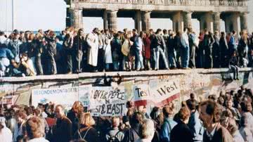 Alemães no Muro de Berlim um dia antes de sua queda, em 1989 - Wikimedia Commons
