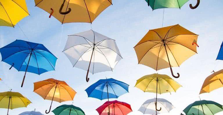 Imagem ilustrativa de guarda-chuvas - Pixabay
