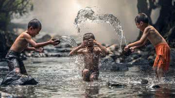 Crianças brincando no rio - Pixabay
