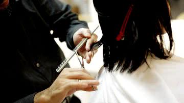 Imagem ilustrativa de uma pessoa cortando o cabelo - Pixabay