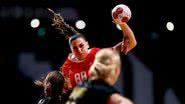 Nikoletta Kiss, da equipe Hungria, passa a bola durante a partida de handebol do Grupo B da rodada preliminar feminina entre Hungria e Suécia no décimo dia dos Jogos Olímpicos de Tóquio 2020 no Estádio Nacional de Yoyogi em Tóquio - Getty Images