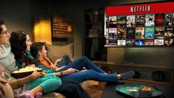 Imagem ilustrativa de uma família assistindo Netflix - Divulgação