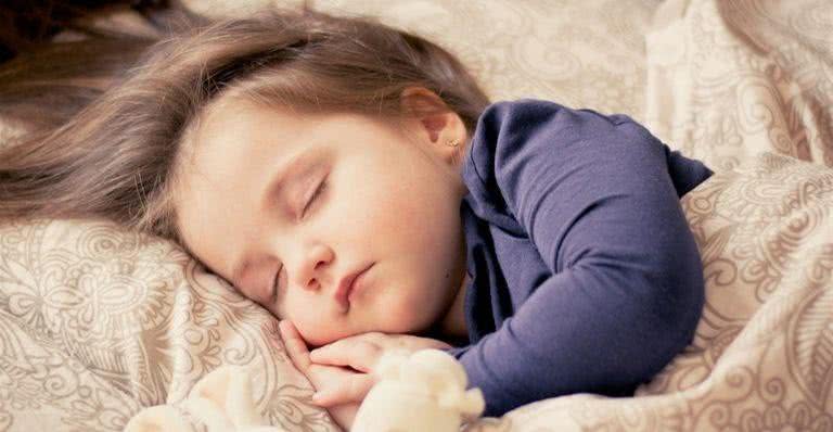 Imagem ilustrativa de uma criança dormindo - Pixabay
